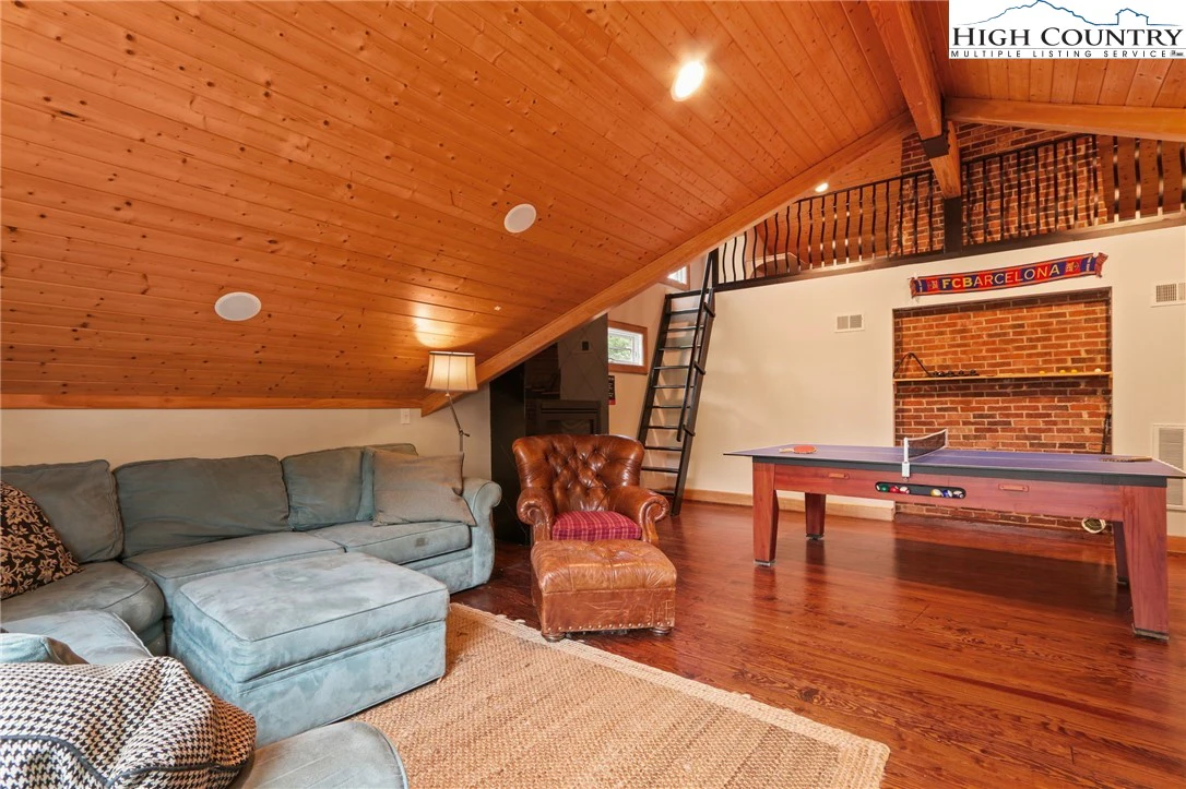 Image number 18 for the current listing