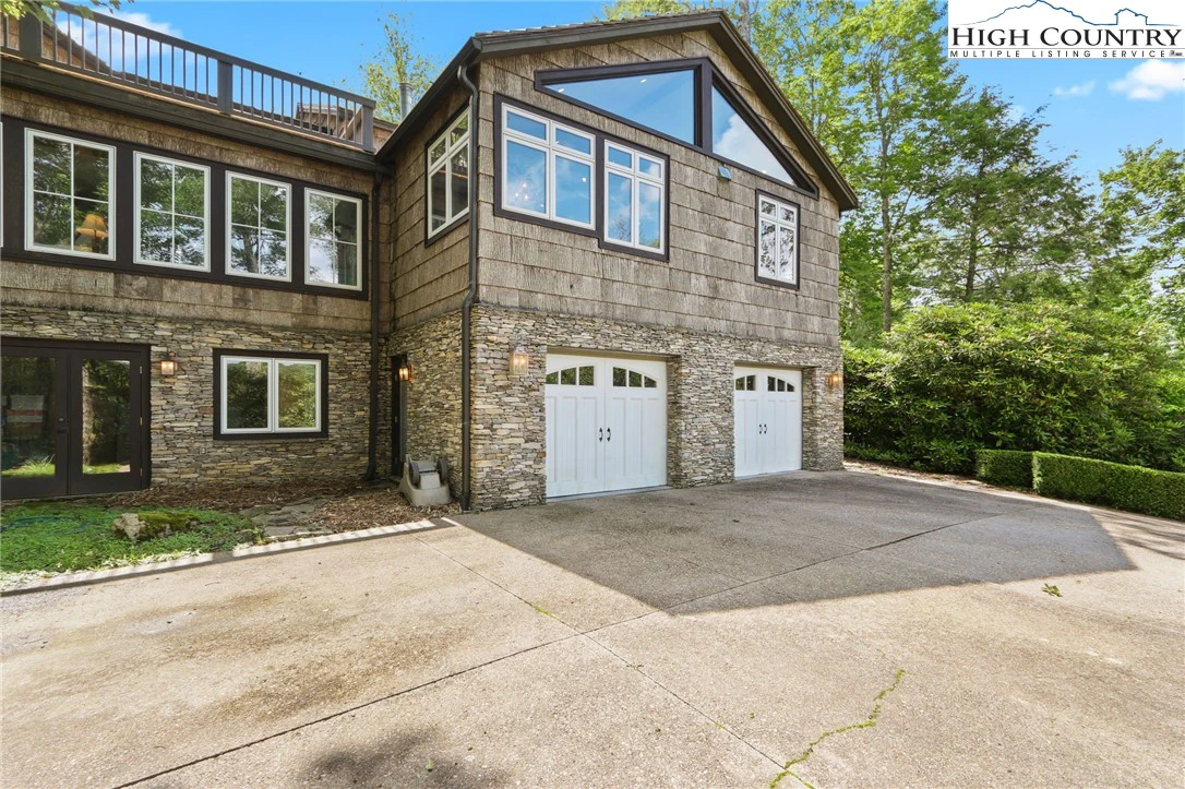Image number 21 for the current listing