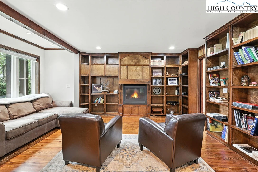 Image number 4 for the current listing