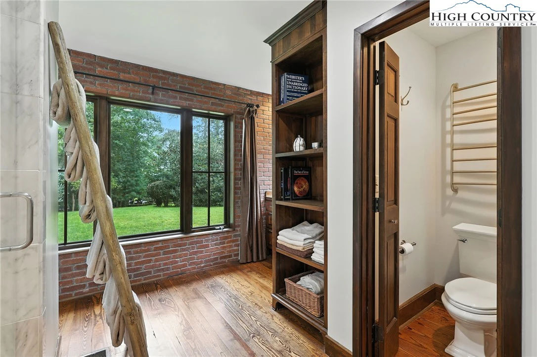 Image number 14 for the current listing