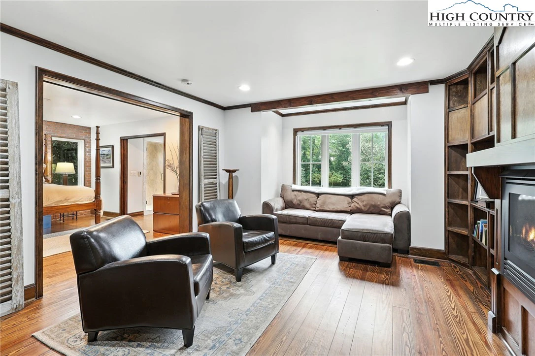 Image number 3 for the current listing