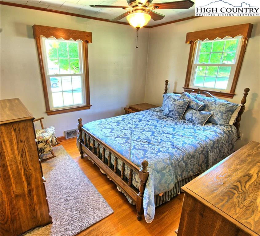 Image number 9 for the current listing