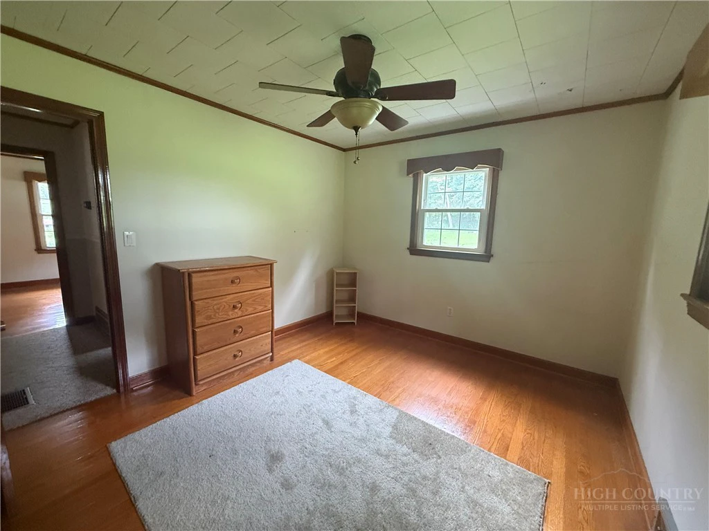Image number 11 for the current listing