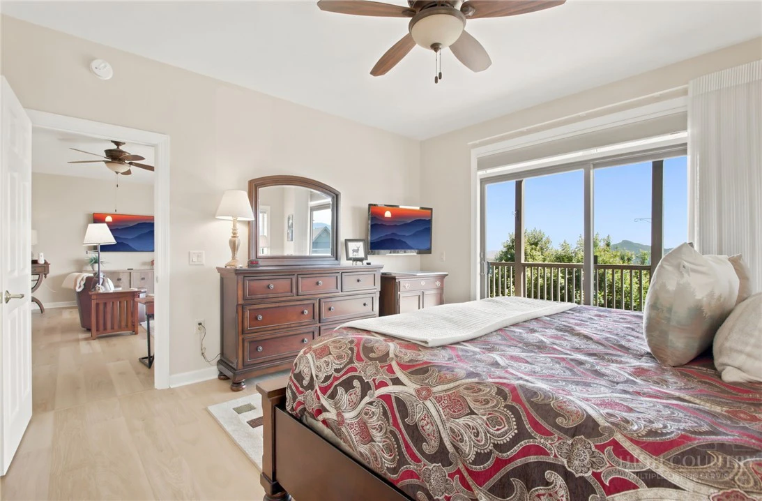 Image number 11 for the current listing