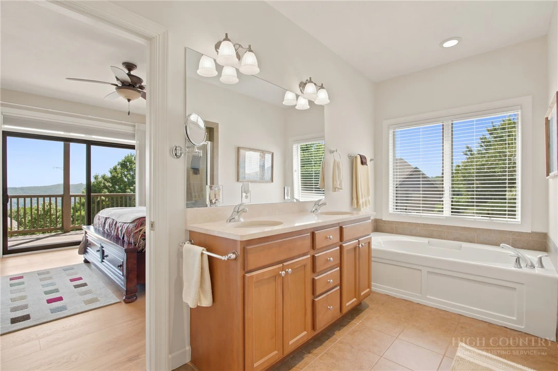 Image number 13 for the current listing