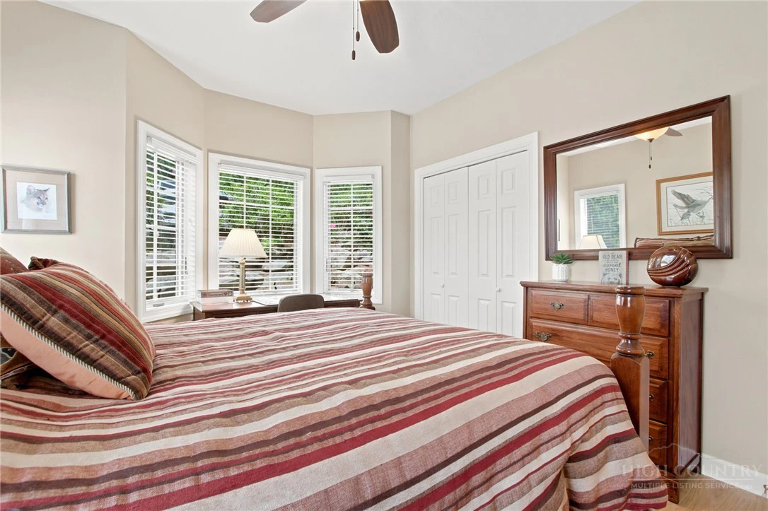 Image number 15 for the current listing