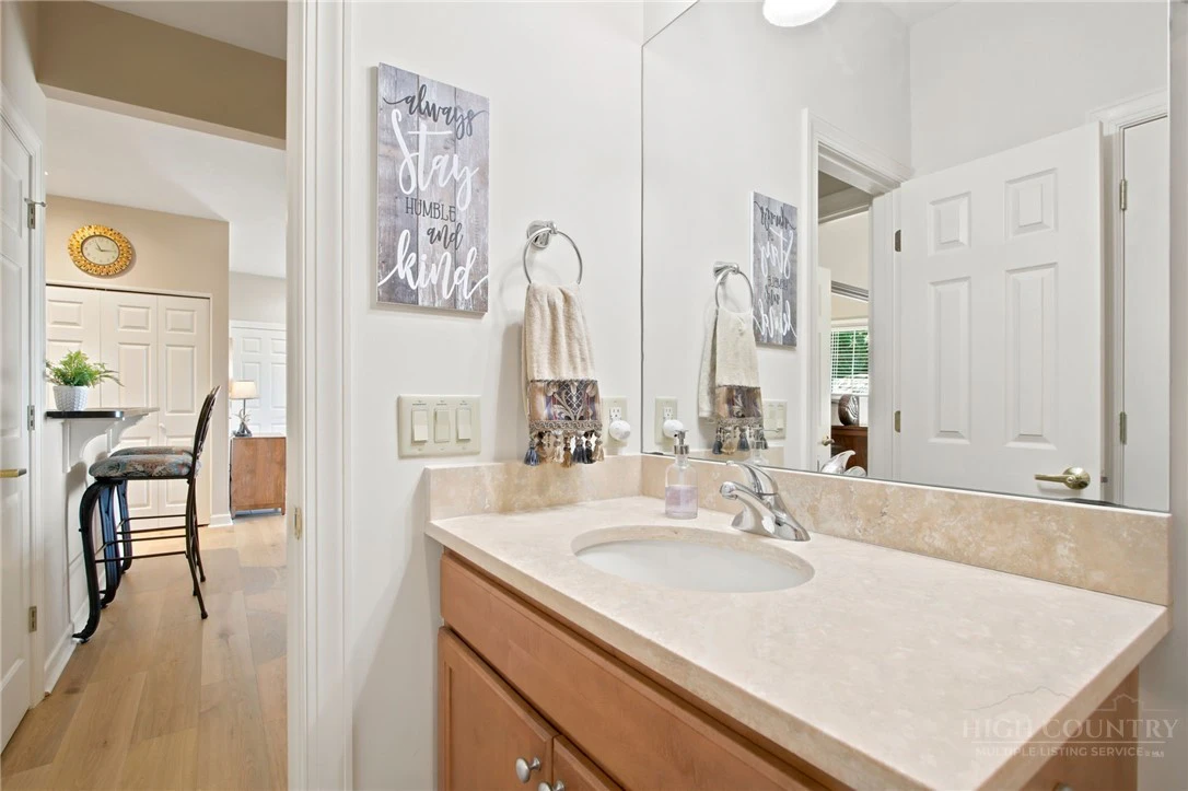 Image number 17 for the current listing