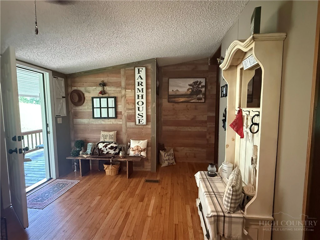 Image number 13 for the current listing