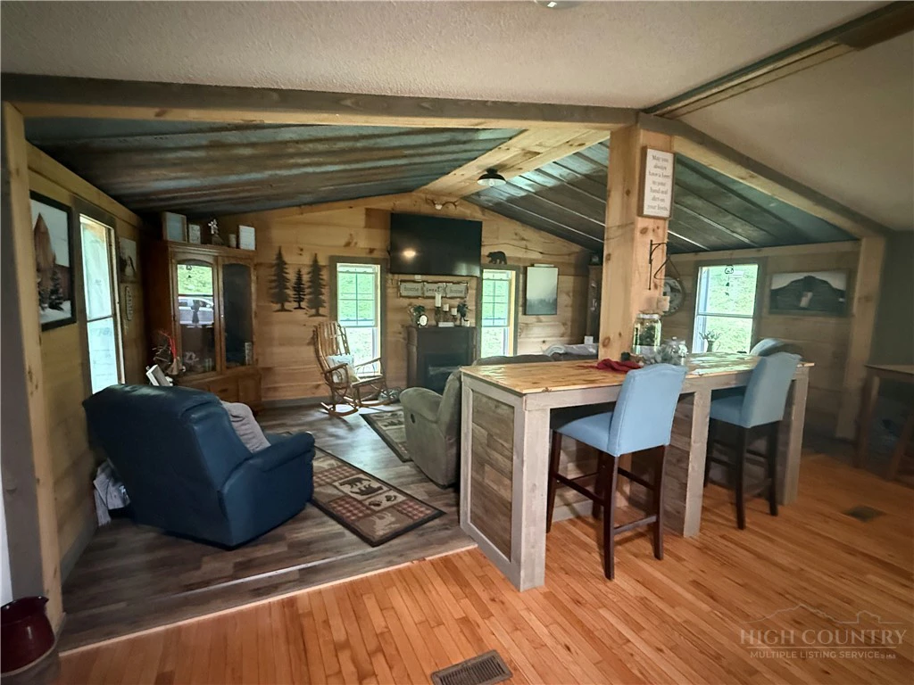 Image number 11 for the current listing