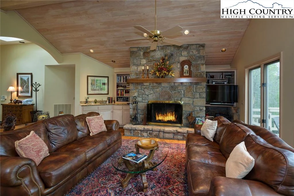 Image number 1 for the current listing