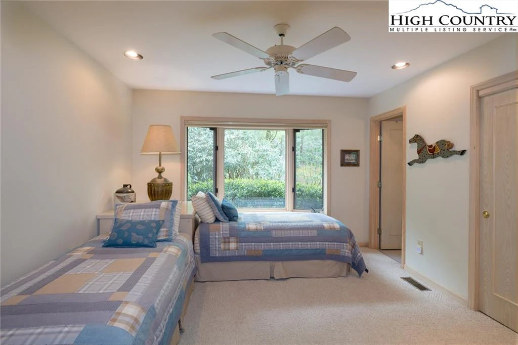 Image number 9 for the current listing