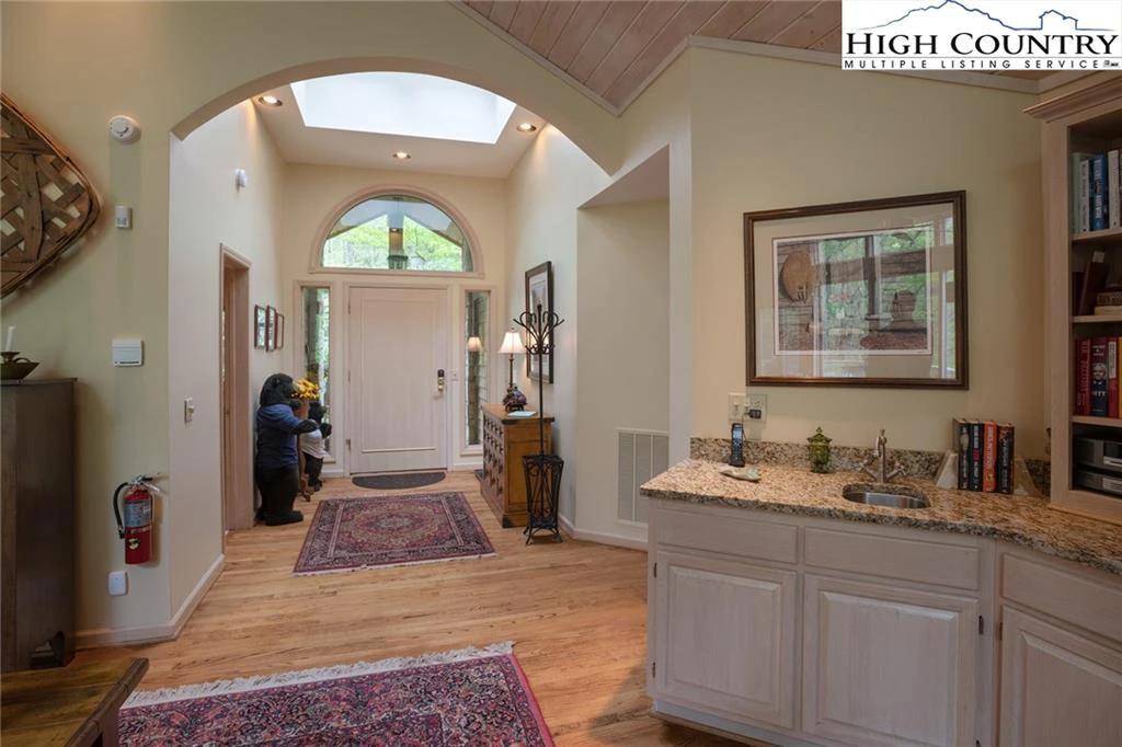 Image number 15 for the current listing