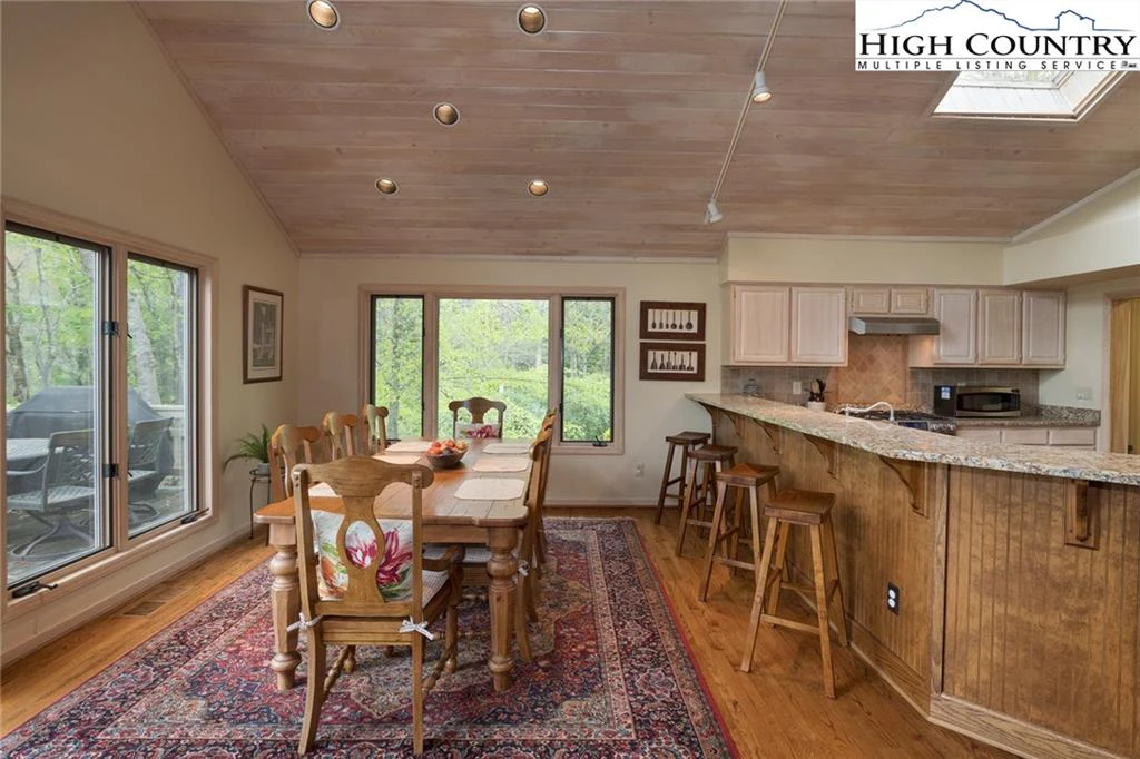 Image number 14 for the current listing