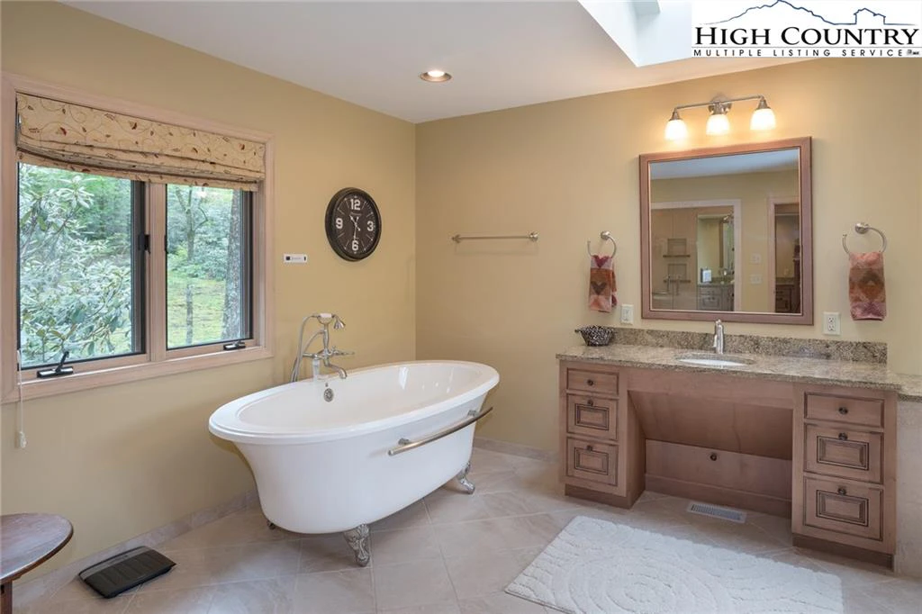 Image number 11 for the current listing