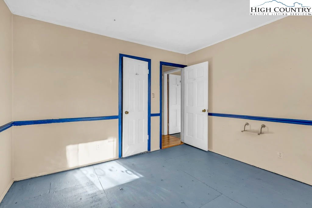 Image number 3 for the current listing