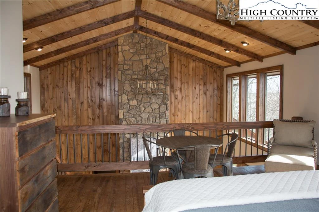 Image number 18 for the current listing
