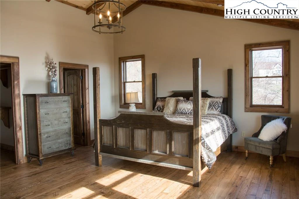 Image number 5 for the current listing