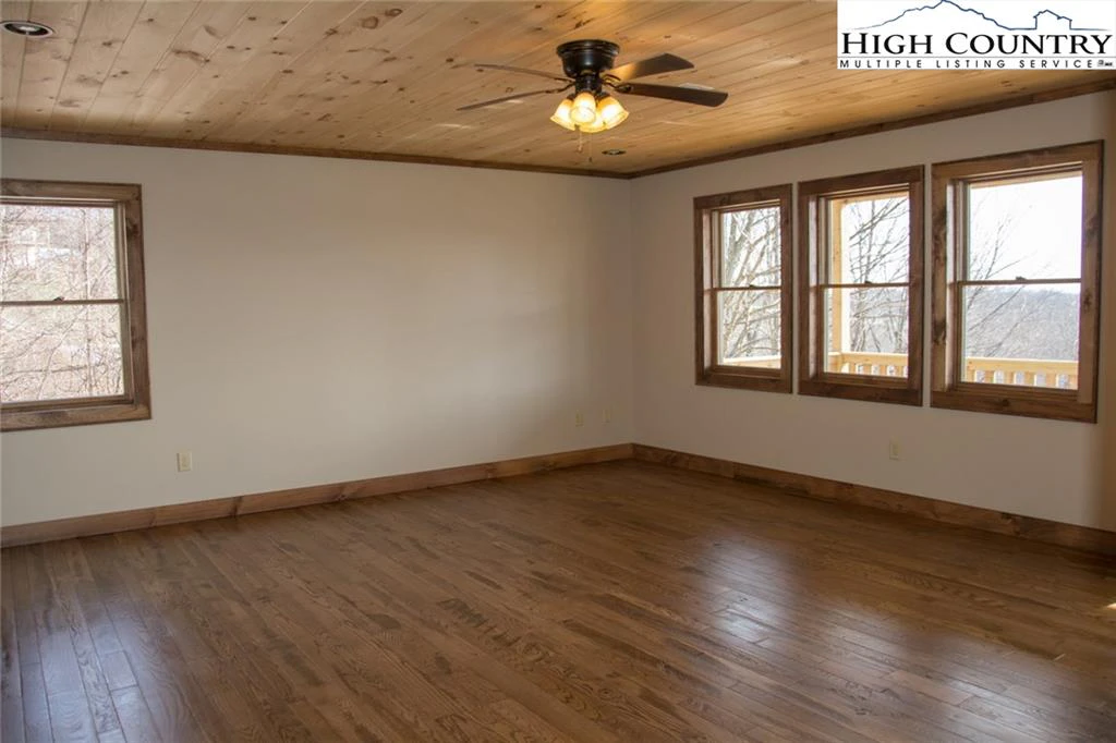 Image number 11 for the current listing
