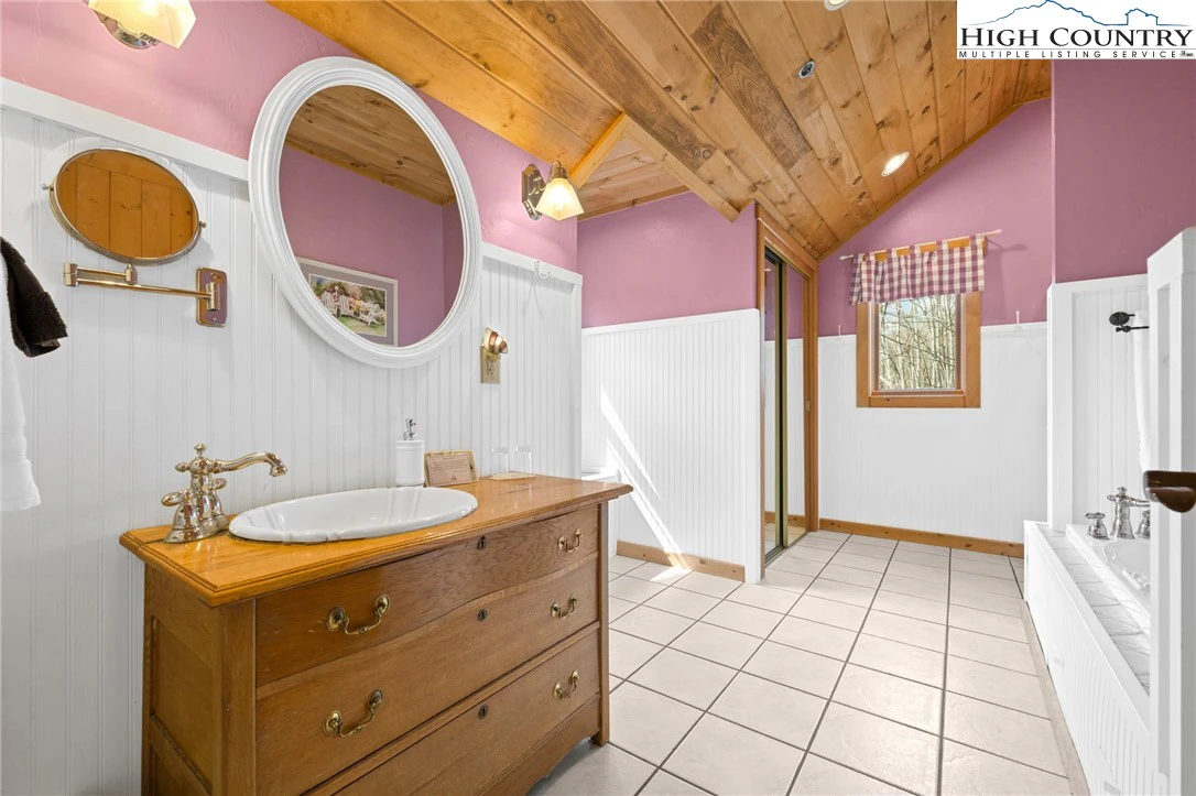 Image number 10 for the current listing