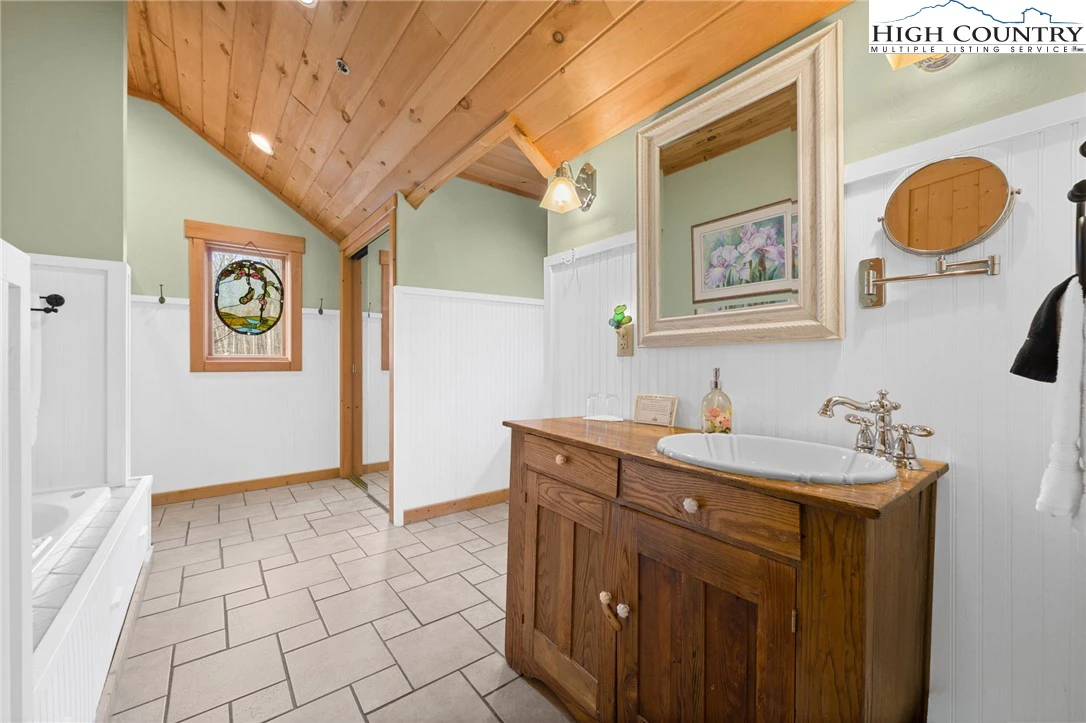 Image number 2 for the current listing