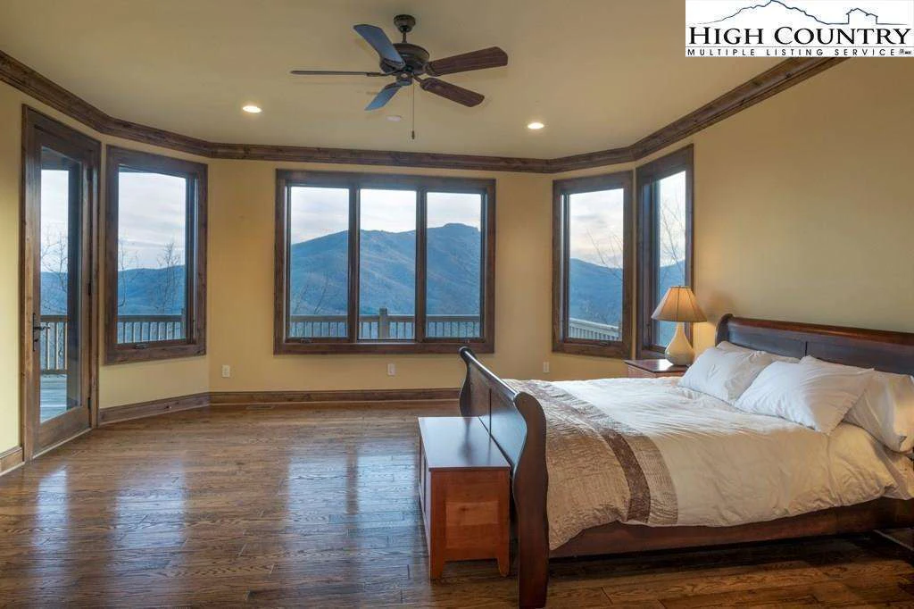Image number 3 for the current listing