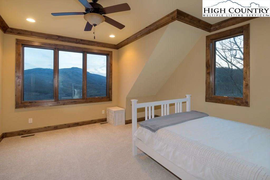 Image number 4 for the current listing