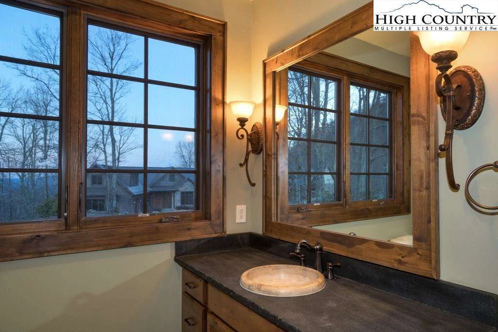 Image number 8 for the current listing
