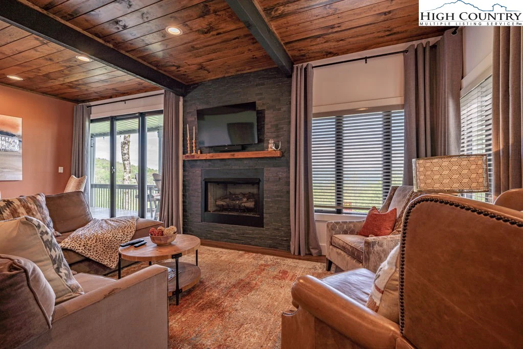 Image number 1 for the current listing