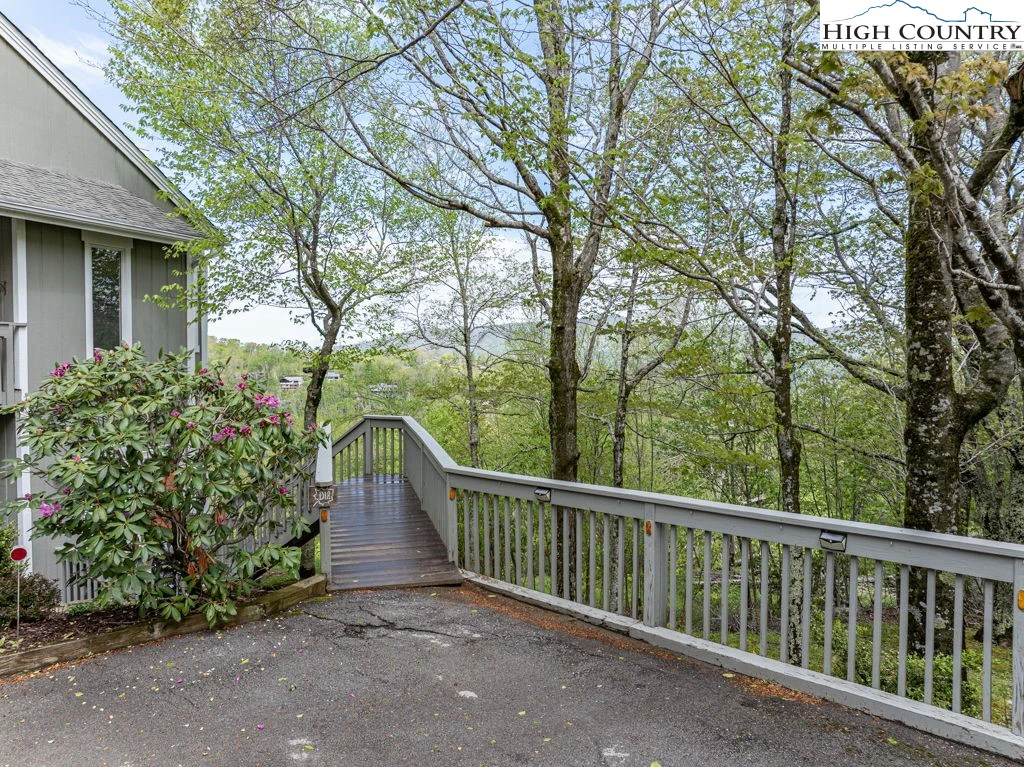 Image number 13 for the current listing