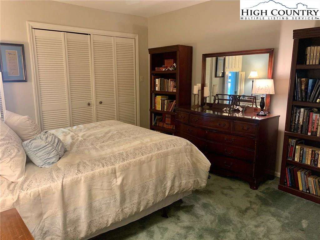 Image number 3 for the current listing