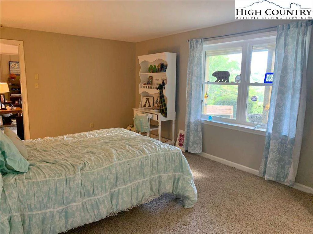 Image number 10 for the current listing