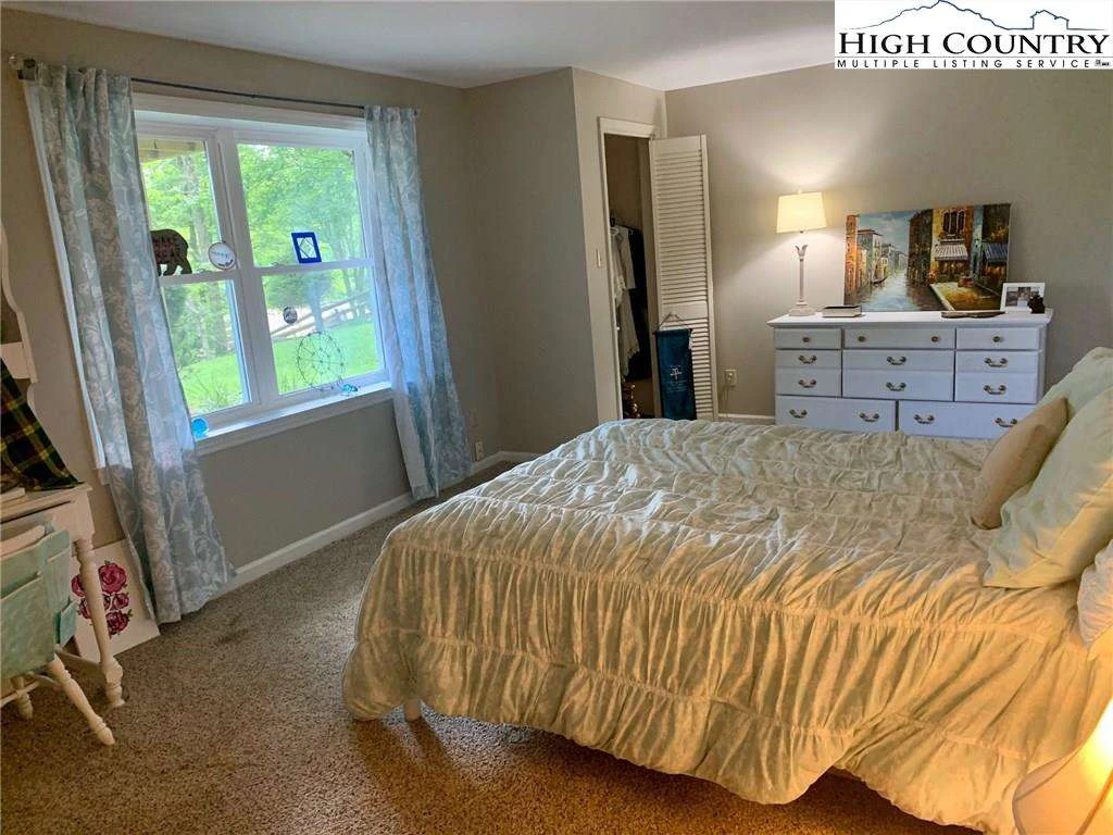 Image number 11 for the current listing