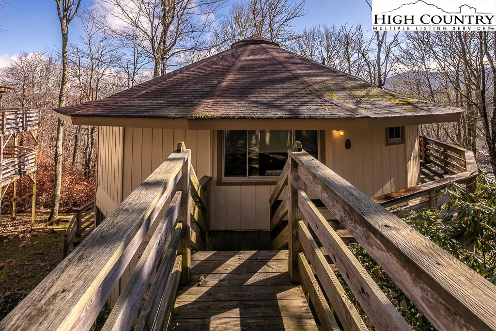 Image number 1 for the current listing
