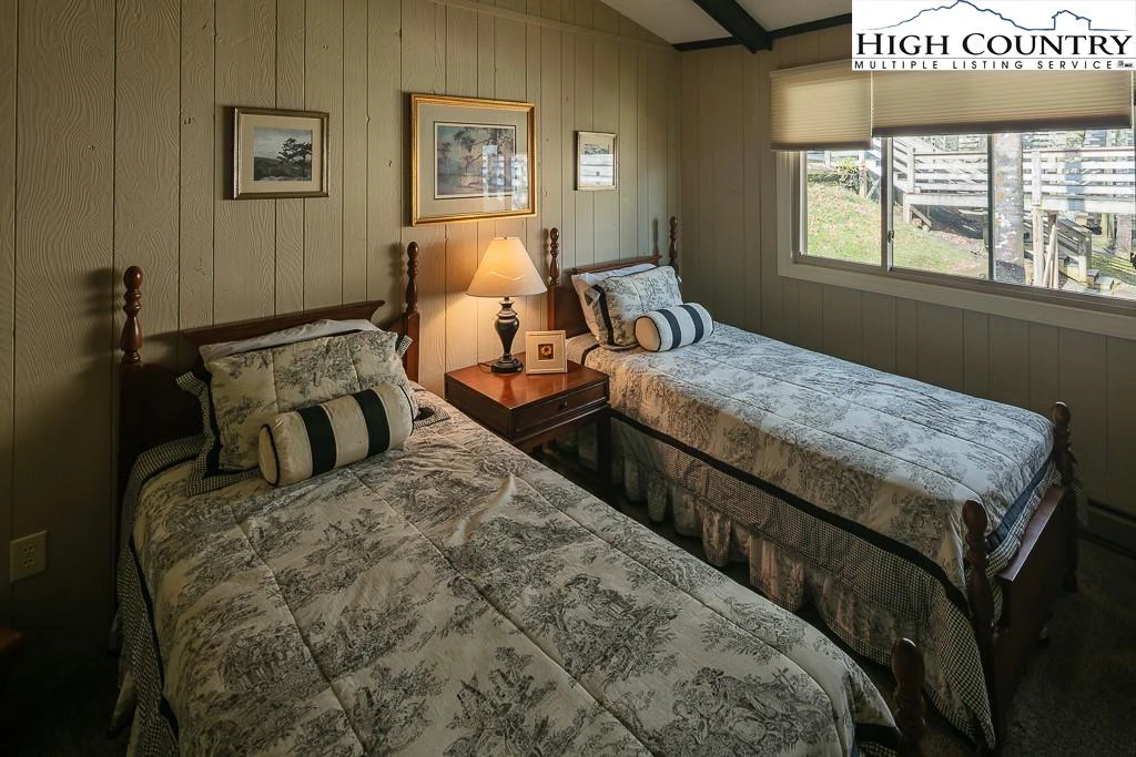 Image number 2 for the current listing