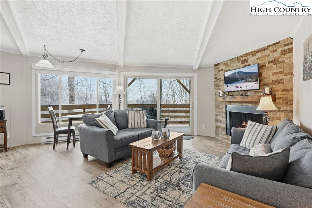 Image number 1 for the current listing