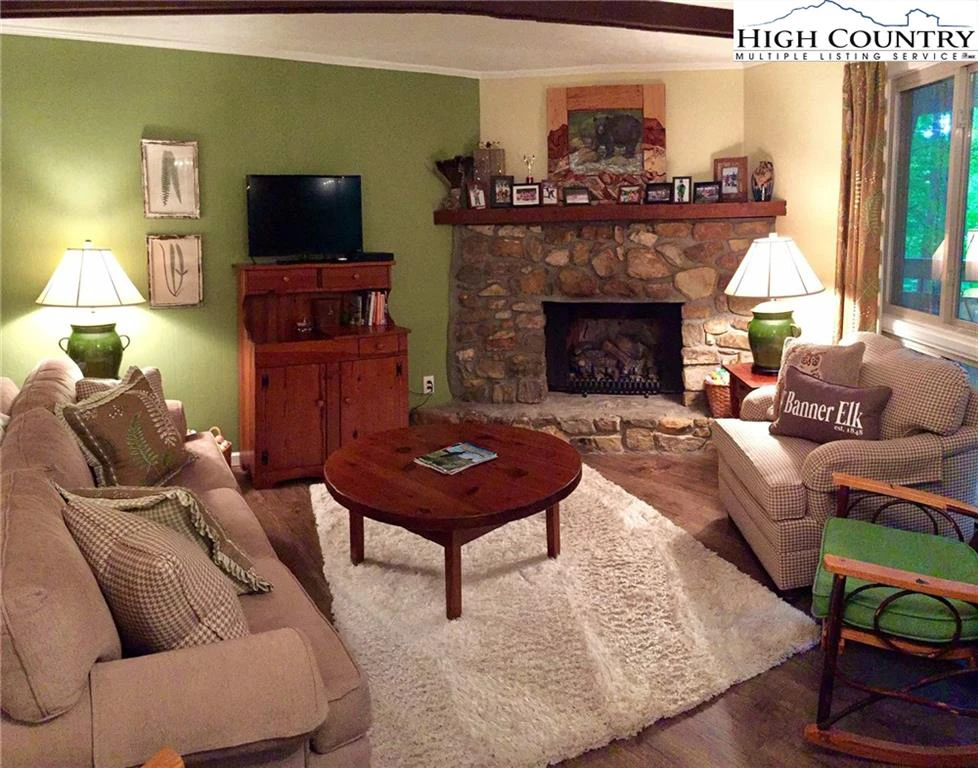 Image number 1 for the current listing