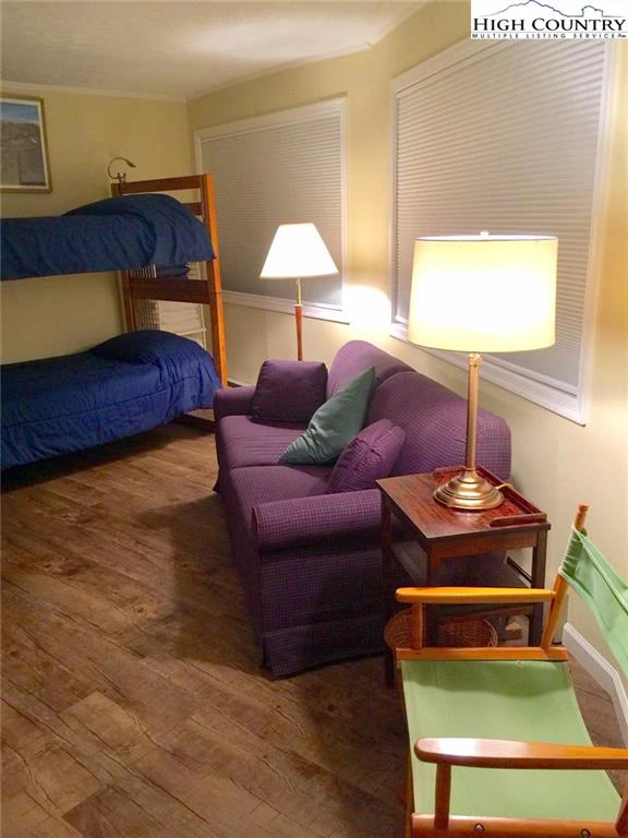 Image number 8 for the current listing