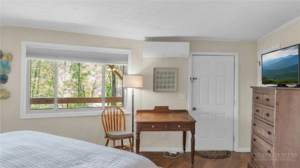 Image number 15 for the current listing