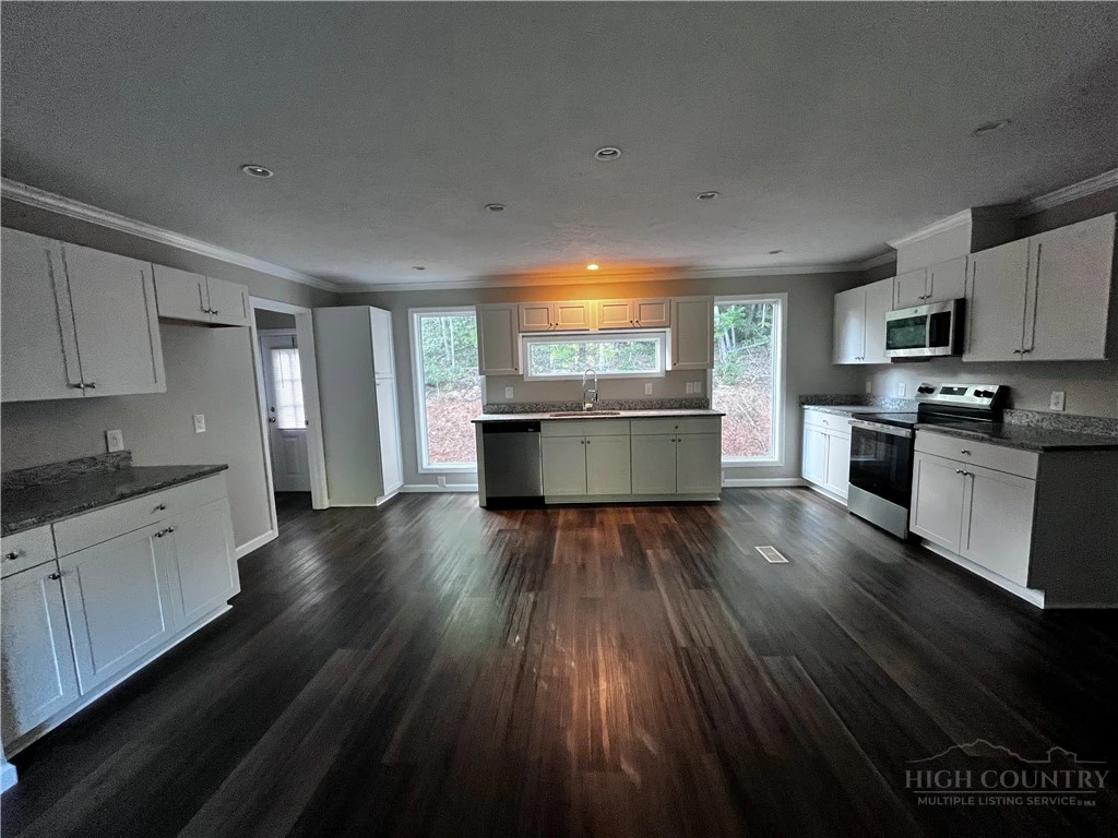 Image number 3 for the current listing