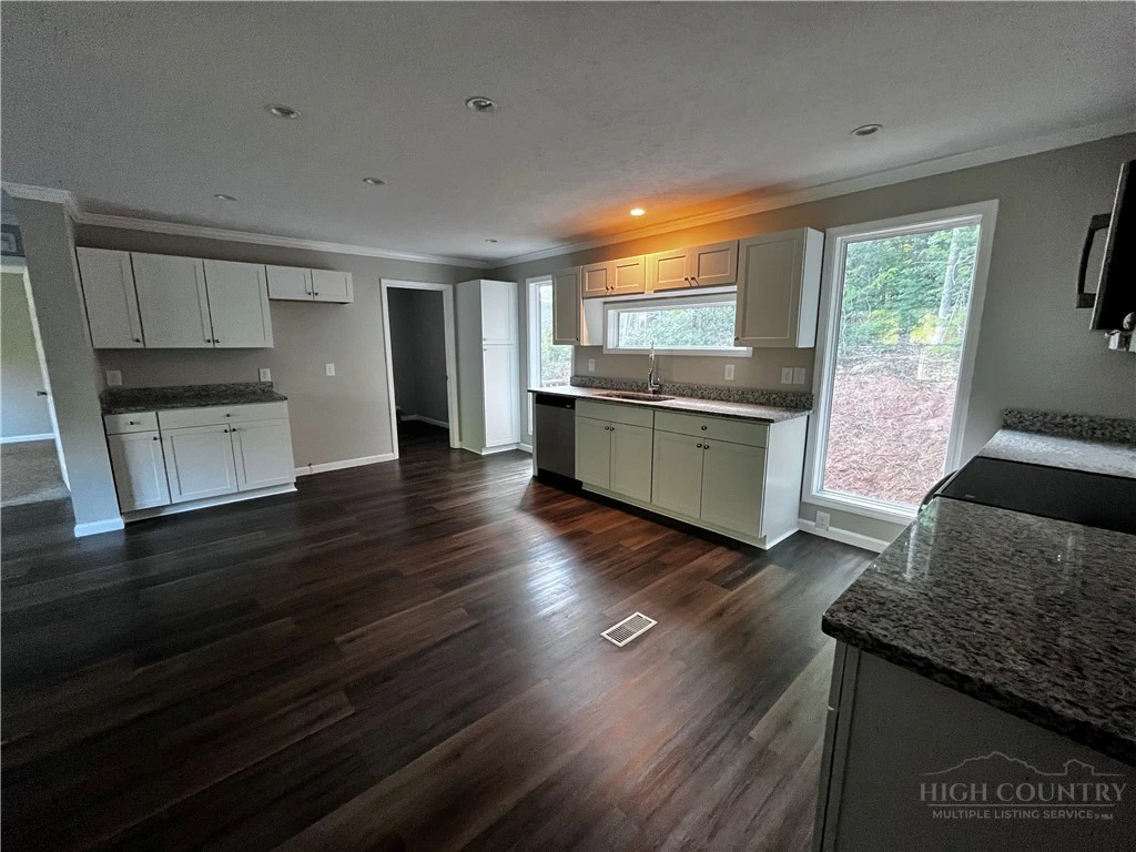 Image number 4 for the current listing