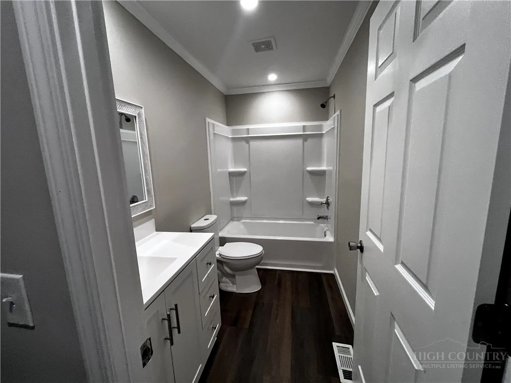 Image number 9 for the current listing
