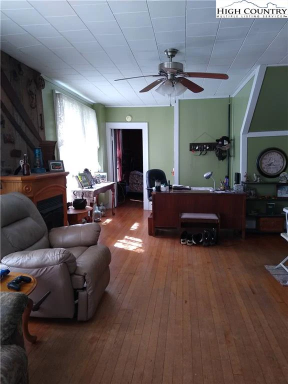 Image number 4 for the current listing