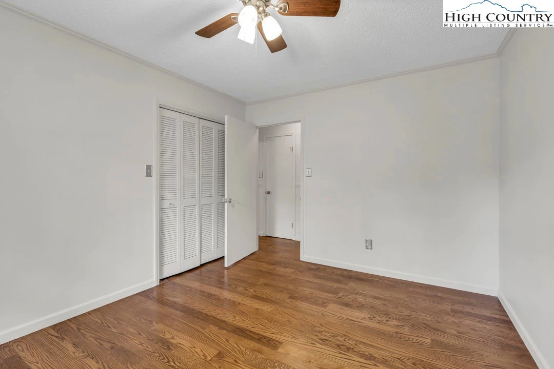 Image number 13 for the current listing