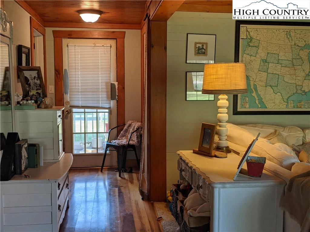 Image number 13 for the current listing