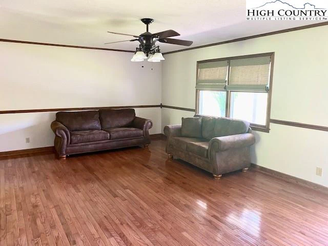 Image number 5 for the current listing
