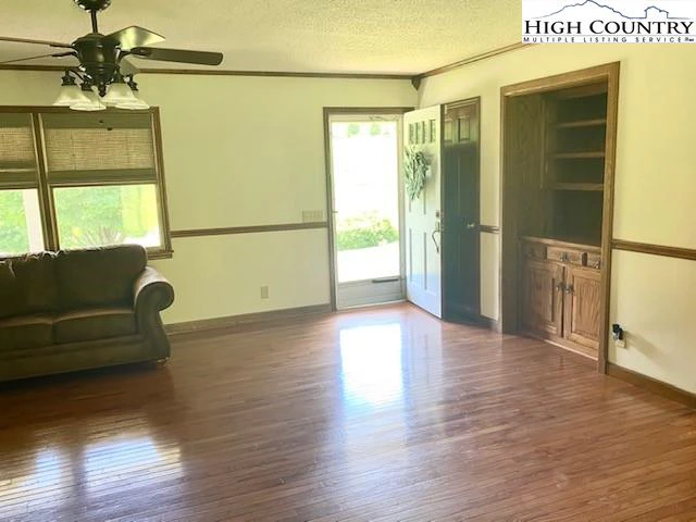 Image number 8 for the current listing