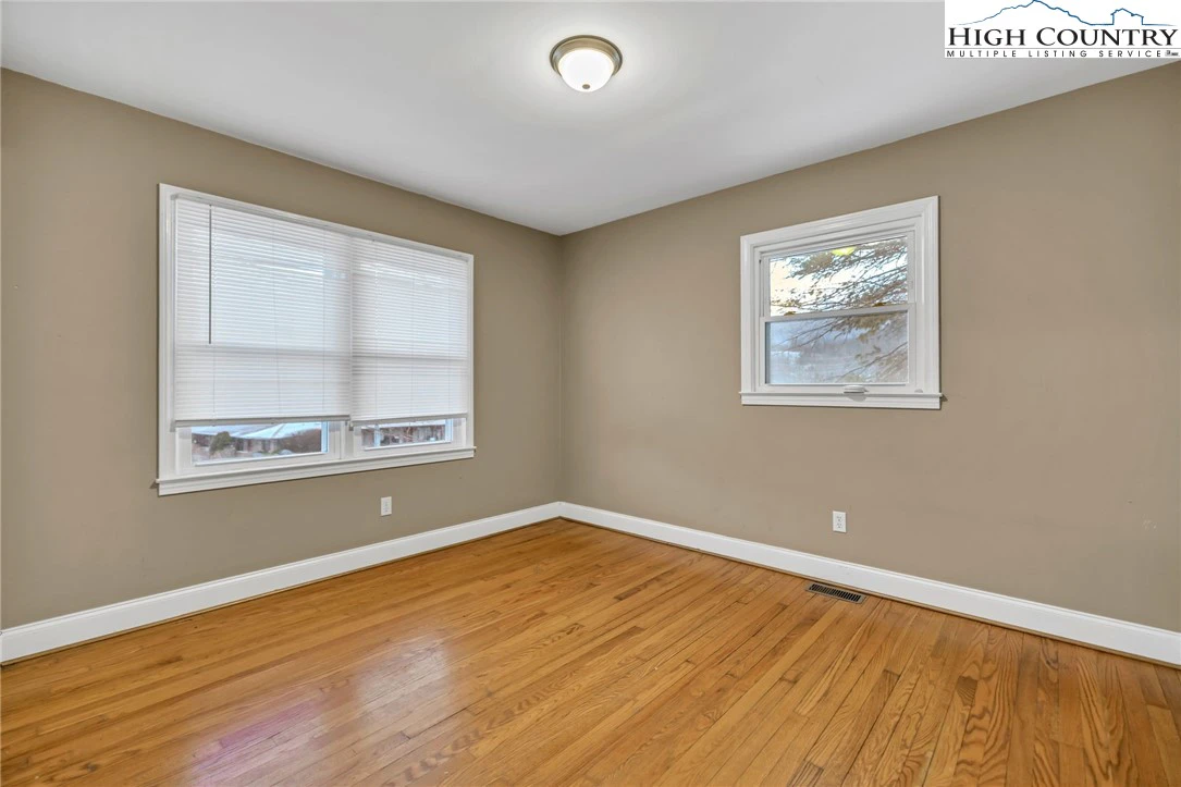 Image number 5 for the current listing