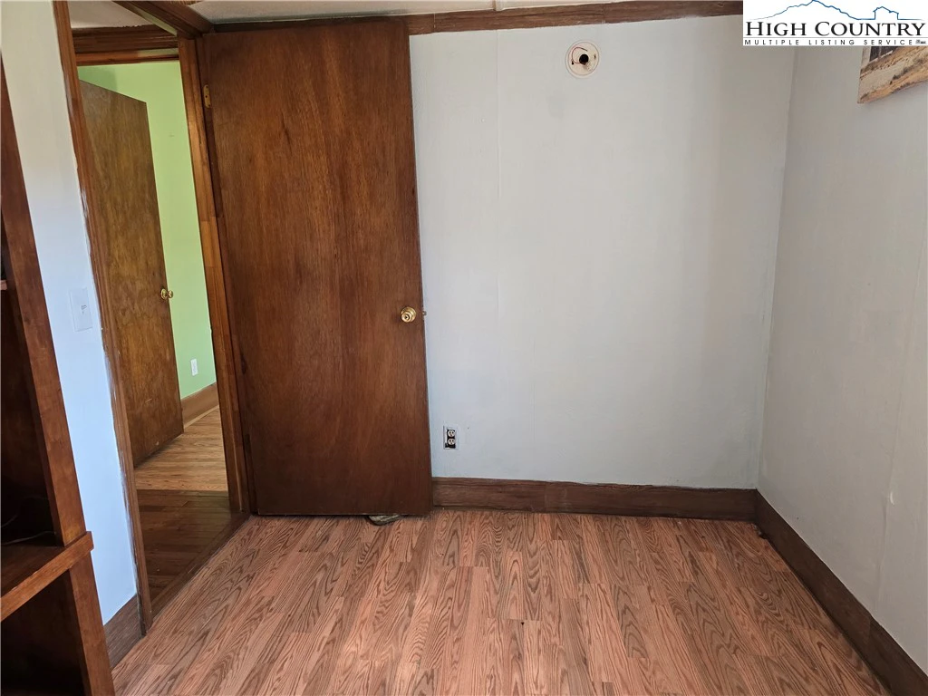 Image number 9 for the current listing