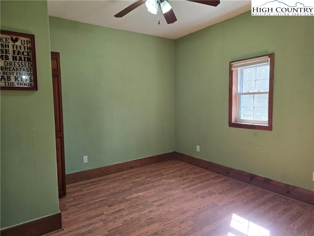 Image number 4 for the current listing