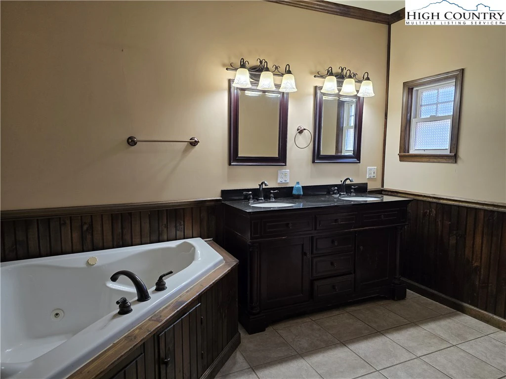 Image number 3 for the current listing